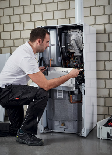 Techniker bei der Wartung einer Heizungsanlage